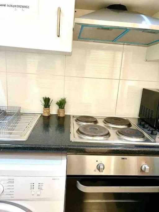 Beautiful One Bedroom Flat In Location Apartament Londra